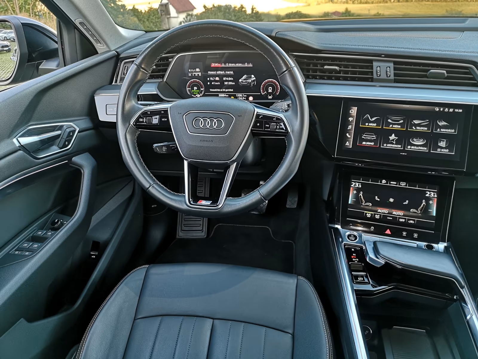 
								Audi e-tron 55 quattro full									