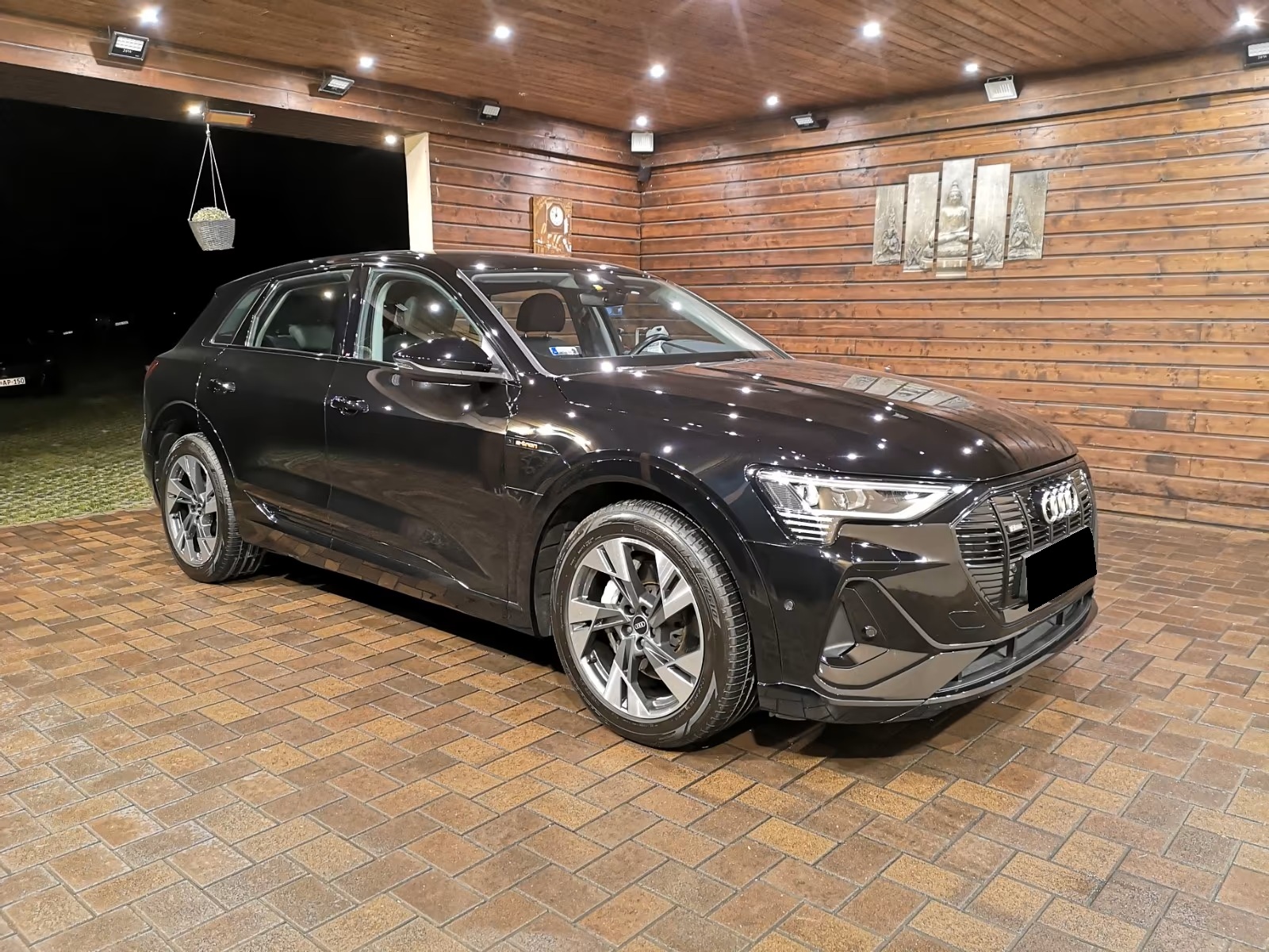 
								Audi e-tron 55 quattro full									