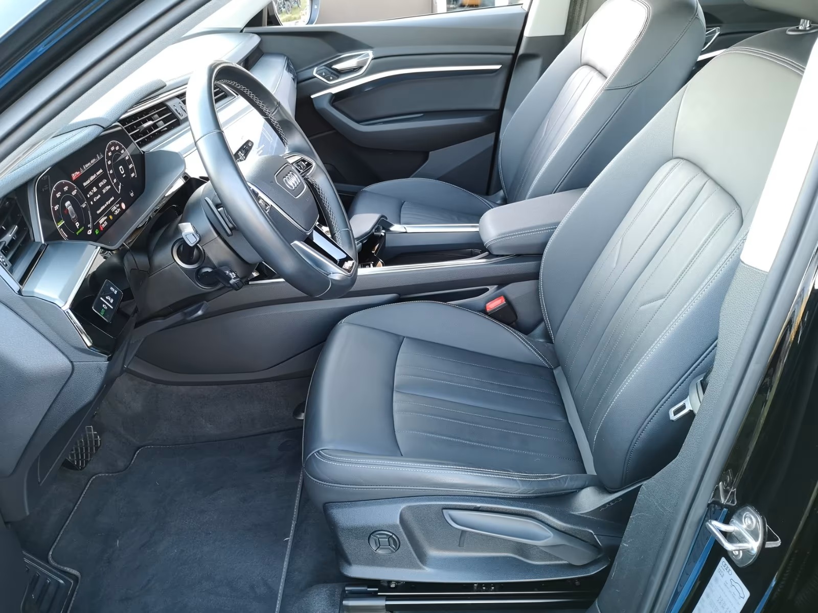 
								Audi e-tron 55 quattro full									