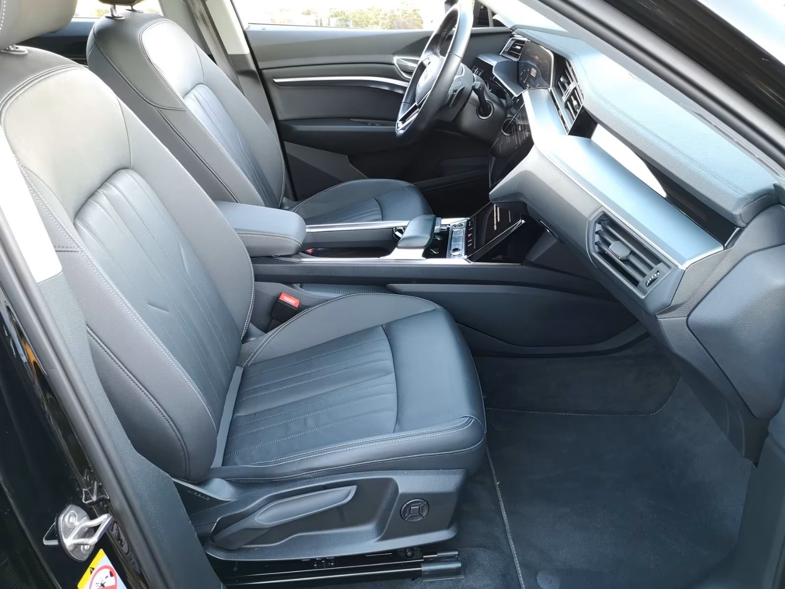 
								Audi e-tron 55 quattro full									