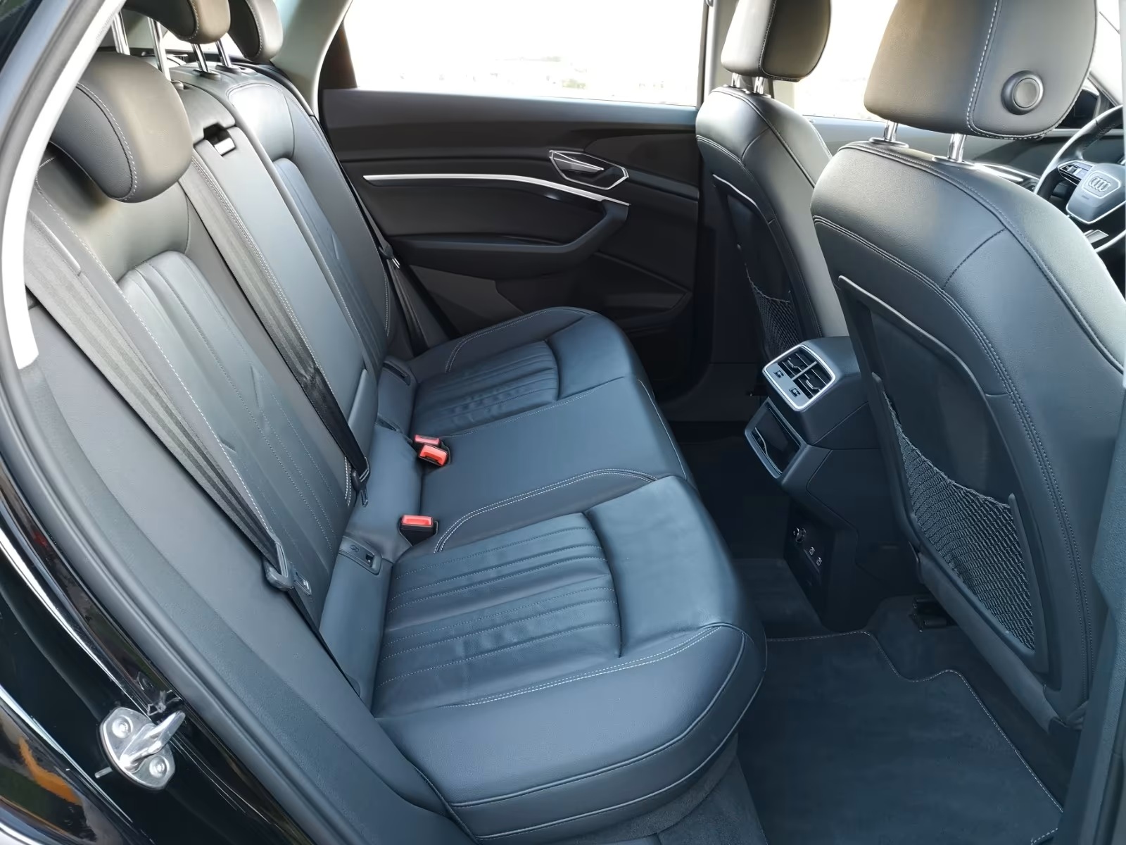 
								Audi e-tron 55 quattro full									