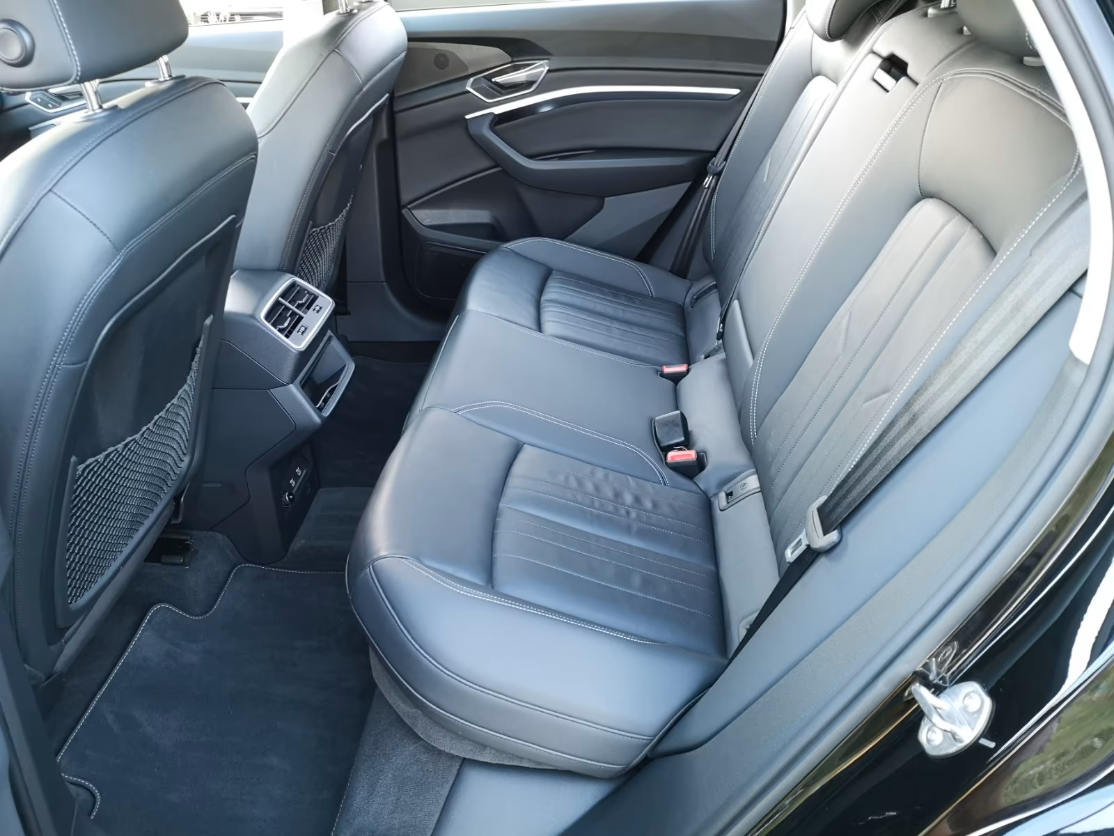 
								Audi e-tron 55 quattro full									