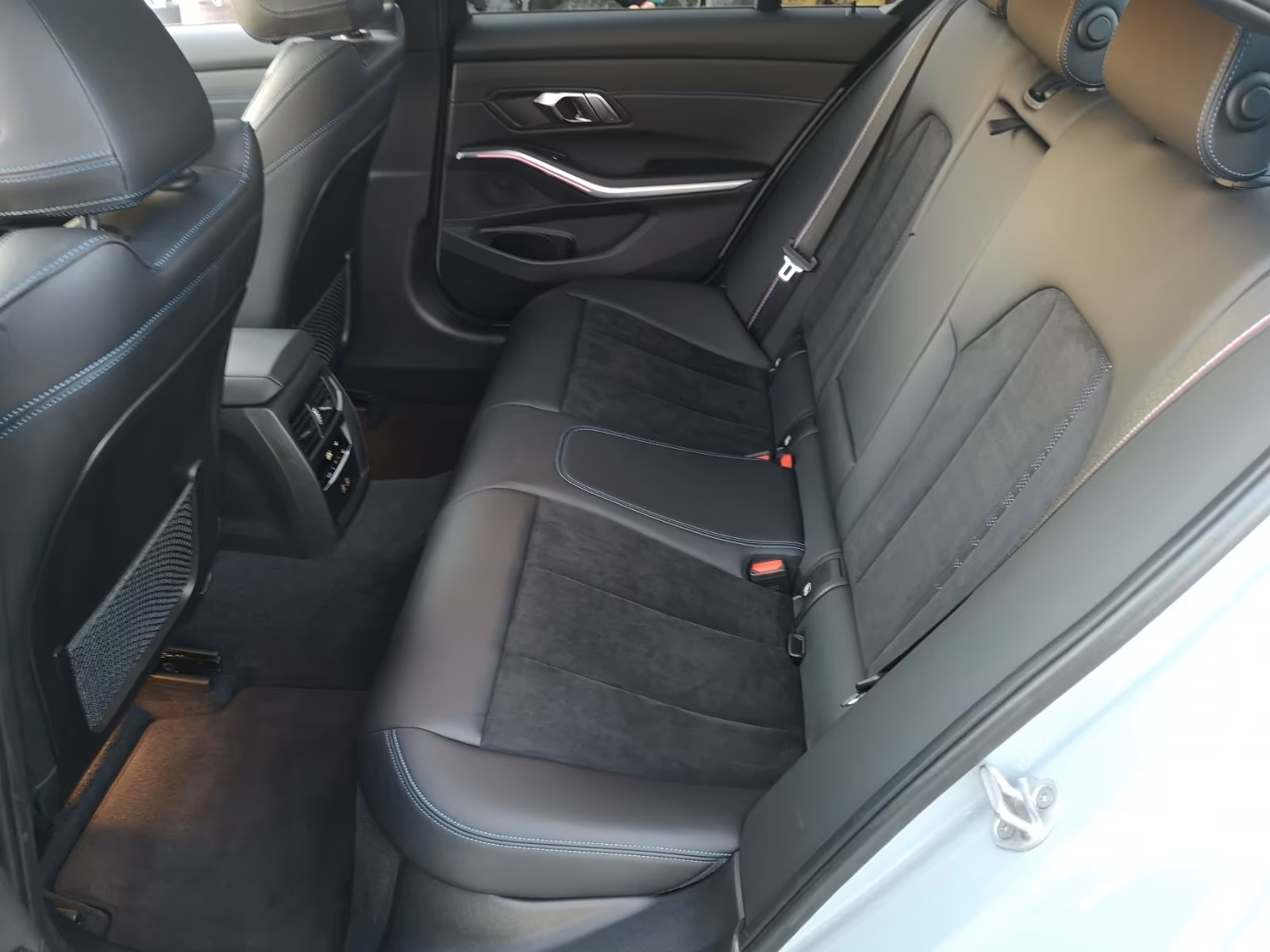 
								BMW 320 d M Sport full									