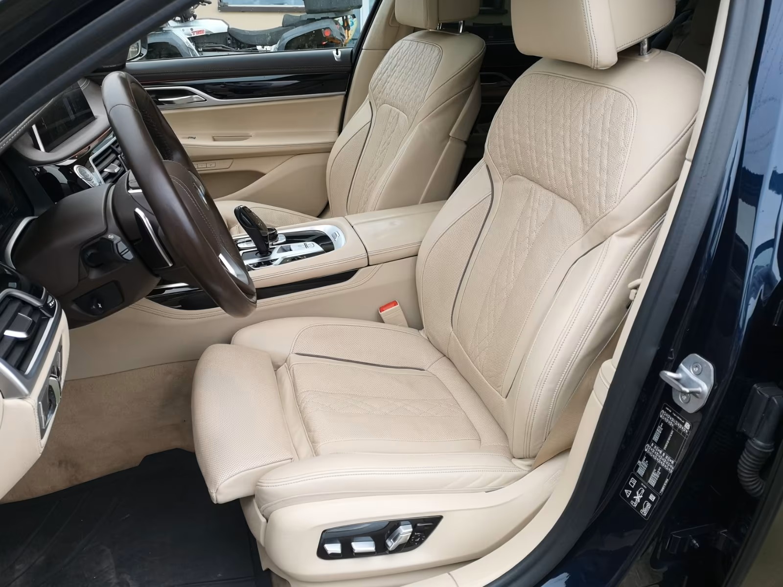 
								BMW 740 d xDrive full									