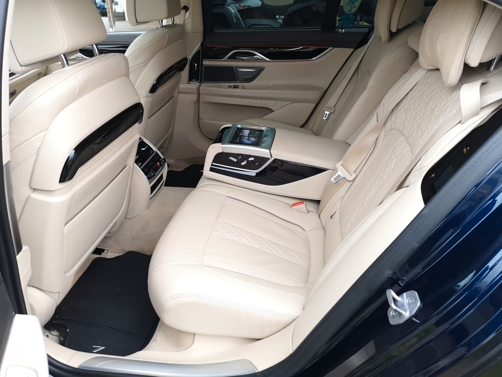
								BMW 740 d xDrive full									