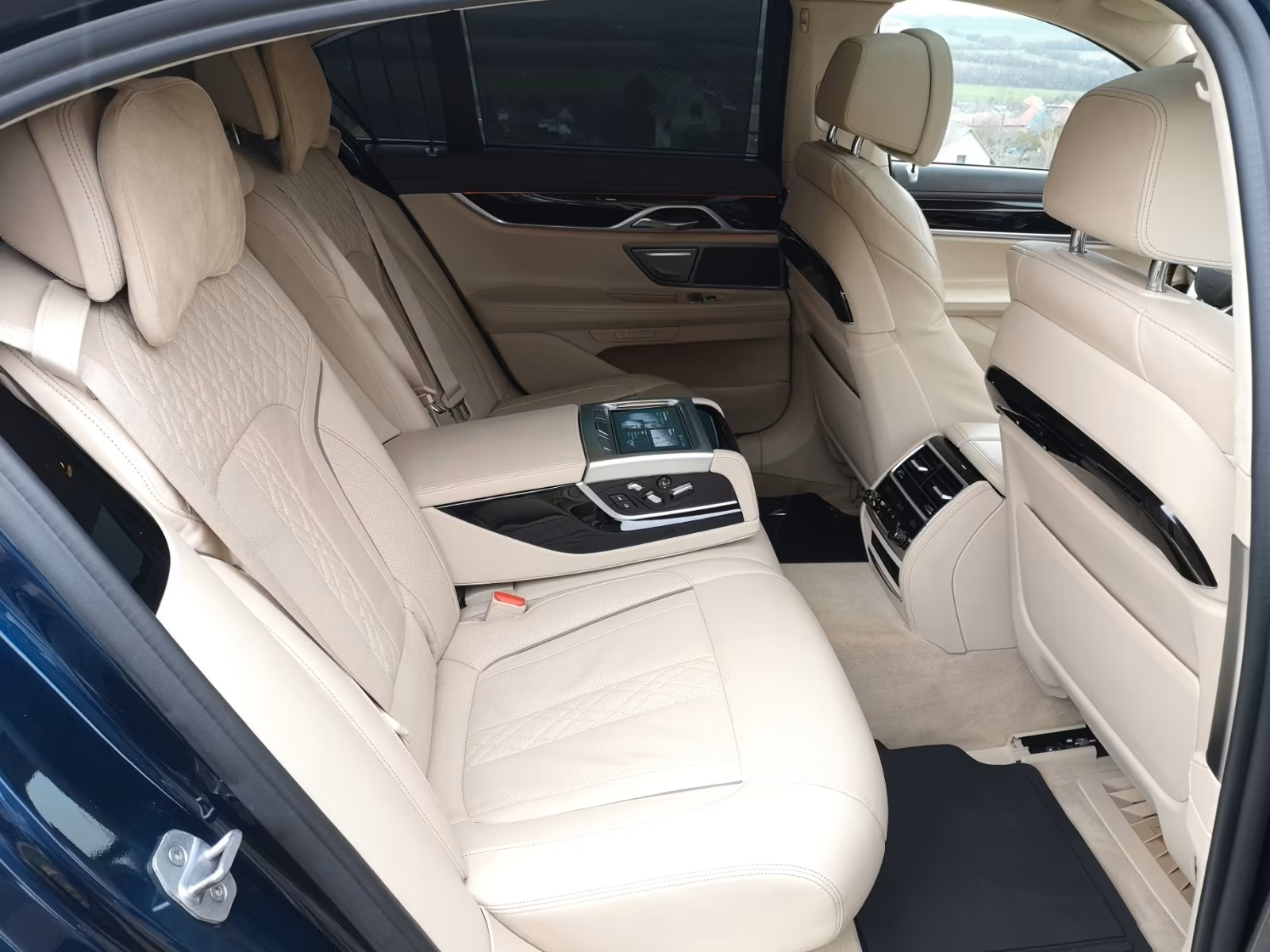 
								BMW 740 d xDrive full									