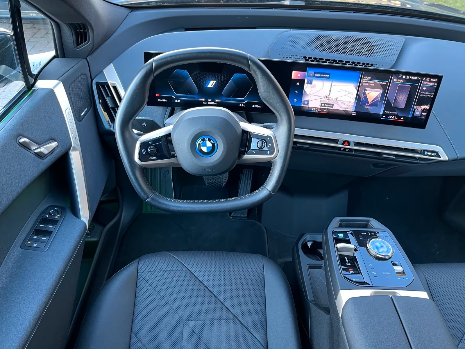 
								BMW iX40 xDrive full									