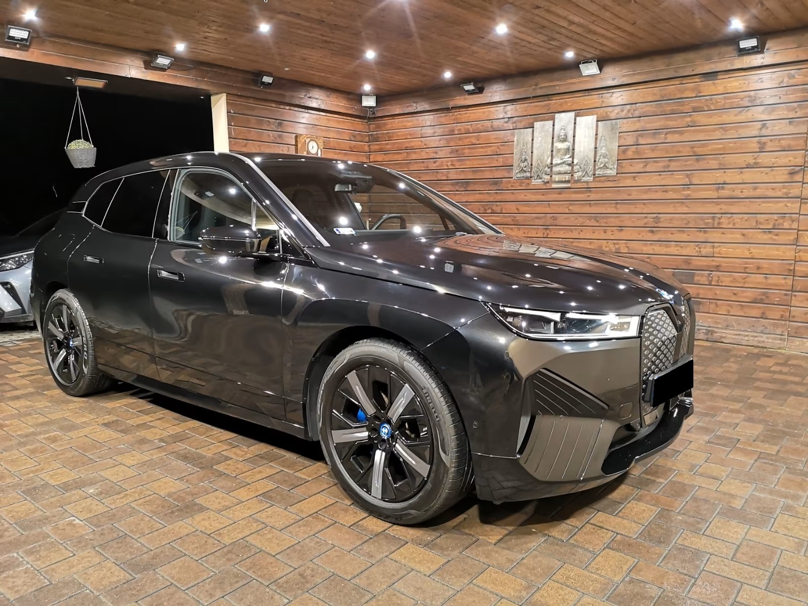 
								BMW iX40 xDrive full									