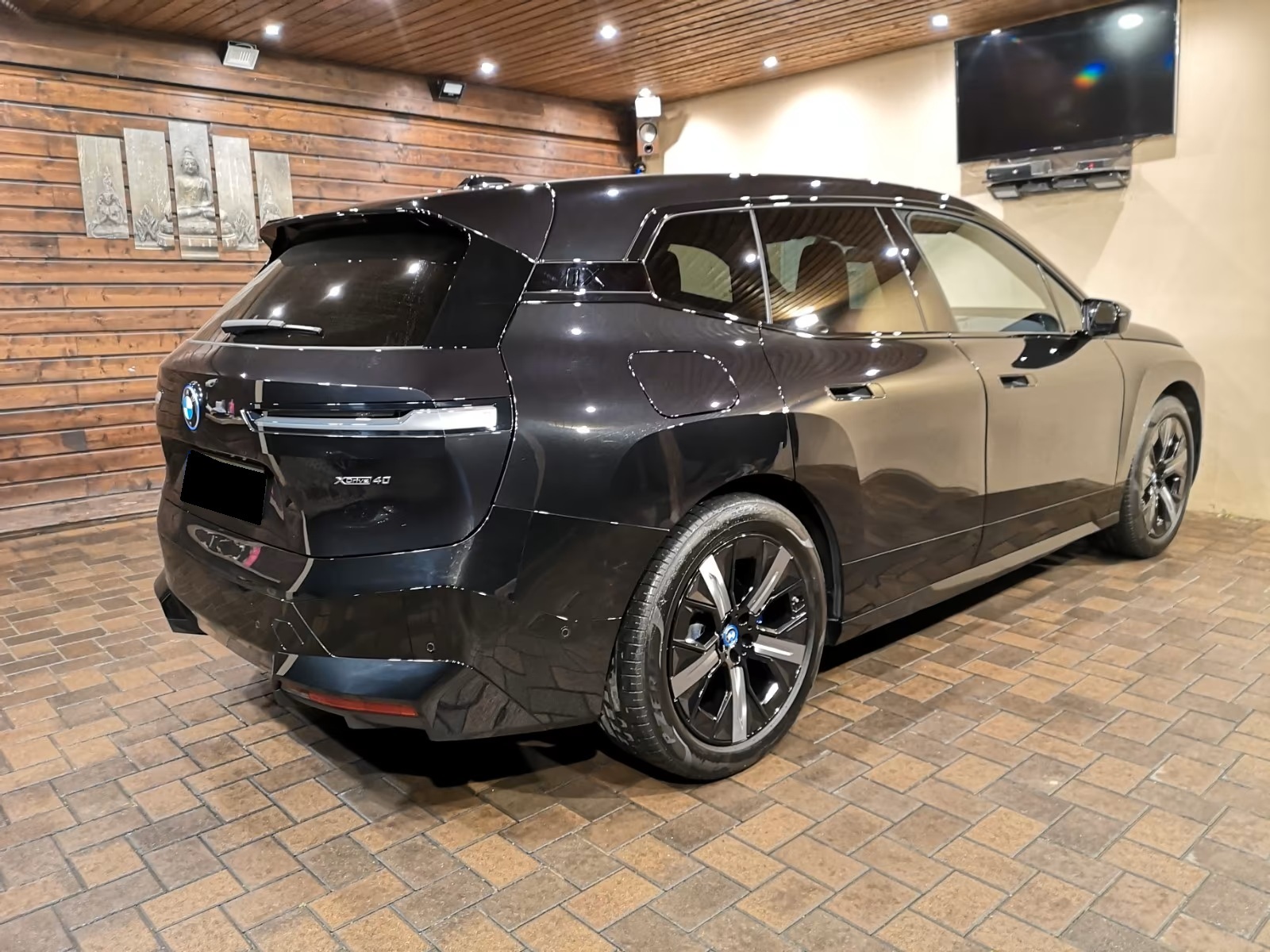 
								BMW iX40 xDrive full									