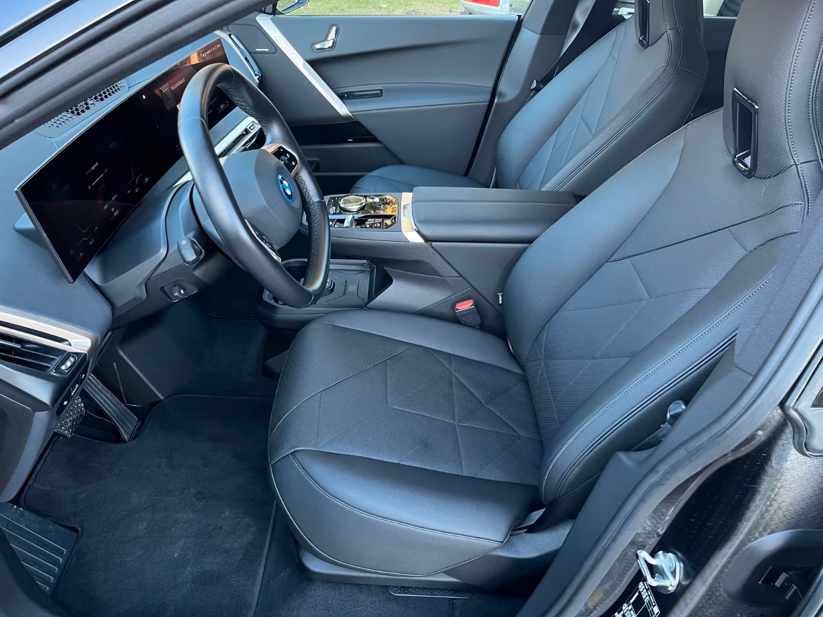 
								BMW iX40 xDrive full									