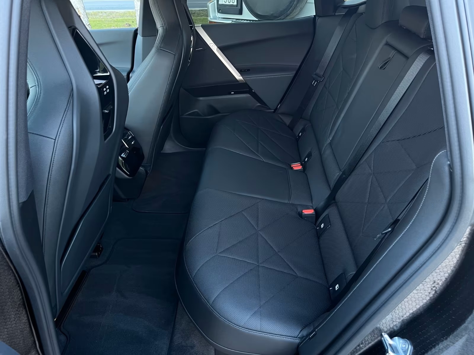 
								BMW iX40 xDrive full									